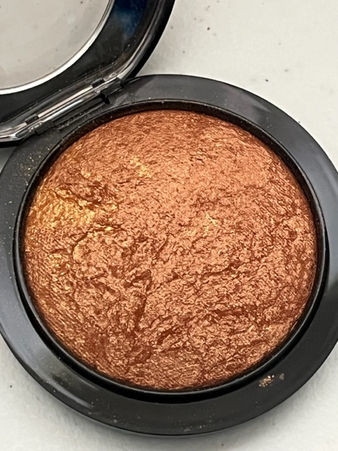 Mac Mineralize Skin Finish Highlighter in Gold Deposit.