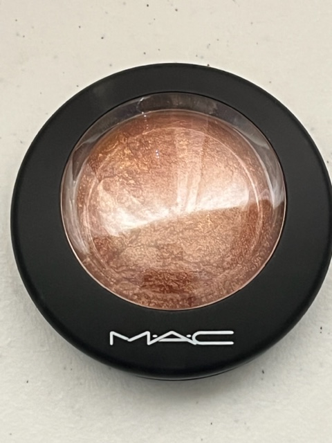 Mac Mineralize skin finish Gold deposit compact.