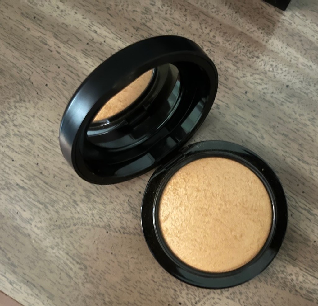 Mac Mineralize Skin Finish Dark powder compact photo.